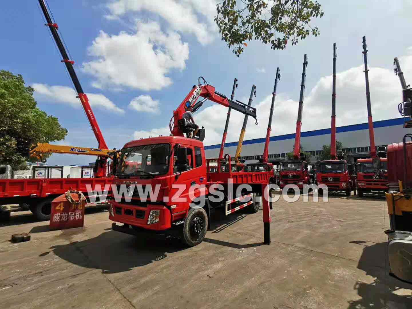 程力集團隨車起重運輸車廠區